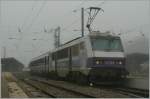 Bei dichtem Nebel in Strasbourg wartet die SNCF Sybic BB 26 163 mit ihre Schnellzug nach Lyon auf die Abfahrt.