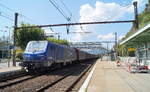 Regio Rail 27129M schiebt einem schweren Güterzug Richtung Lyon nach. Aufgenommen zur Mittagszeit im Bahnhof Culoz (Dept. Ain), 13.09.2018.