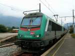 In St-Jean-de-Maurienne an der Maurienne-Rampe steht die SNCF BB36340 (und dahinter die BB36333) bereit fr den nchsten grenzberschreitenden Zug nach Italien.