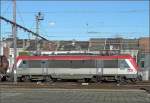 berraschung am 14.02.09 in Gent Sint Pieters: Die SNCF E-Lok  Astride  36027 durchfhrt den Bahnhof mit einem langen Gterzug am Haken.