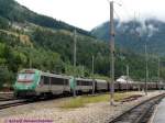 In Modane fhrt die Doppeltraktion aus BB36335 und BB36331 einen Gterzug ber die Alpen nach Italien.