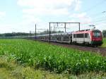 BB36013 der SNCF zieht einen langen Autoganzzug (Peugeot) ber die grosse Schleife bei Ekeren in Richtung Antwerpen-Hafen.