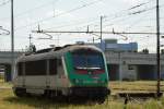 Am 18.08.2014 E 436 333 Astride wartet auf ihre nächste Aufgabe in dem Bahnhof Brescia, unter einem heißen Mittagssonne.