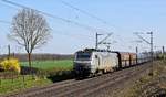 Akiem 37044, vermietet an Captrain Deutschland, mit leerem Schüttgutwagenzug Bremen Stahlwerke - Bottrop Süd (Bohmte-Stirpe, 28.03.2017).