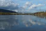 Mit einem Kohlezug fährt eine unbekannte Lok der Reihe 37000 über die Moselbrücke von Konz in Richtung Luxemburg.