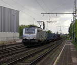 akiem 37025 kommt mit einem Güterzug aus Richtung Krefeld nach Frankreich und fährt durch Duisburg-Rheinhausen-Ost in Richtung Duisburg-Hochfeld-Süd.
 Bei Sonne und Regenwolken am Nachmittag vom 30.4.2018.