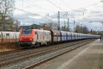 akiem 37013 mit VTG Kohlezug in Hilden, Februar 2024.