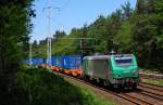 m Mittag des 05.06.2010 in Berlin-Wilhelmshagen SNCF/ITL 437027 mit Containern nach Frankfurt (Oder)
