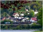 Von einer Terrasse an der Esplanade de la Moselle in Wasserbillig (Luxemburg) konnte ich am 17.04.2011 das unbekannt gebliebene Fretchen fotografieren, als es seinen Güterzug durch die Ortschaft Oberbillig in Deutschland zog. (Jeanny)