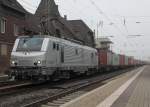 Auch in Silber ein schner Anblick!;-)  In letzter Zeit auch mal fter in Eichenberg zu Gast! FRET 437025 ist mit einem langen Containerzug auf der Fahrt in Richtung unterwegs.