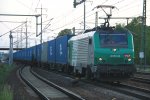Nochmal:437024 von der SNCF und ITL kommt durch Berlin-Flughafen-Schnefeld mit einem Containerzug (Blaue Wand) aus Culmont-Chalindrey(F) und fhrt nach Malaszewice(PL) und fhrt in Richtung Polen bei