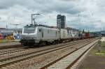 E 37 028 ist mit einem Containerzug am 21.06.2012 in Kaiserslautern