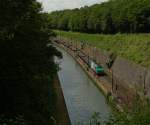 Die Fret BB 37000 zieht ihren Gterzug, zwischen Reding & Arzviller, am Rhein-Marne-Kanal entlang Richtung Saverne.