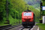 Ein Nachschuss von der CB Rail/Prima E37 518 kommt durch Sehlem als Lokzug aus Richtung Trier-Ehrang und in Richtung Koblenz bei Regenwetter am 19.5.2013.