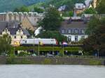 Deutschland, Rheinland-Pfalz, Linz am Rhein, Fret gezogen von der Macquarie European Rail (CB RAIL) Prima E 37 518, 27.05.2013