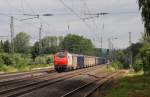 Alstom Prima E 37530 kommt am 21.6.2013 bei Hiddenhausen - Schweicheln  mit einem langen Rhrenzug aus Richtung Lhne angefahren.