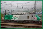 Die Fret SNCF 437010 zieht am frhen Morgen des 05.10.2013 bei Regen einen Gterzug durch den Hbf Trier.