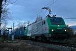 Highlight am Valentinstag 2014, war der DGS 40421 (Bantzenheim - Malaszewice)  Blaue Wand  zusammen mit dem SNCF Fret chen  437026. Hier ist der lange Containerzug auf dem Eingleisigen Stück zwischen dem Grenzbahnhof Neuenburg (Baden) und dem Bahnhof von Müllheim (Baden) und überfährt gerade einen kleine BÜ gen Norden.