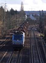 Ein Silberfrettchen an der Suppe....Akiem 37018 hat zur Zeit Suppendienst.
Hier auf der Fahrt mit leeren Wagen von Völklingen nach Dillingen/Hochofen.
Der Zug durchfährt den Ort Ensdorf, dort hat 2012 das letzte Bergwerk im Saarland dicht machen müssen.
Bahnstrecke 3230 Saarbrücken - Karthaus am 16.02.2014