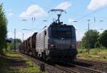 Sonntagmorgen - Das Wetter passte und so ging es nach Bous an die Strecke. In Höhe der alten Bahnmeisterei und des Stahlwerk Bous (früher Mannesmann Röhrenwerke) gibt es einen schönen Platz. Dieser ist etwas breiter, weil der Fahrdraht früher noch ein weiteres Gleis überspannen mußte und die Masten zurück gesetzt stehen. Bei Saarstahl wird rund um die Uhr gearbeitet, egal ob Sonn- oder Feiertag. Daher muß auch der Suppennachschub nach Völklingen rollen. Akiem 37022 kommt mit leeren Torpedowagen aus Völklingen und fährt nach Dillingen / Hochofen um Nachschub zu holen. 15.06.2014 - Bahnstrecke 3230 Saarbrücken - Karthaus