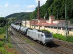 37031 von Akiem zieht am 25. Juli 2014 einen Kesselwagenzug durch Kronach in Richtung Saalfeld.