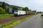 Die weisse E37528 von CBRail zog einen langen Güterzug durch Leutesdorf in Richtung Norden.