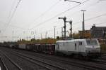 Akiem/TWE E37 511 am 12.11.13 mit einem Rhrenzug in Dsseldorf-Rath.