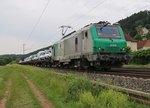 Akiem 37041 mit Transportern auf Flachwagen der Firma ARS in Fahrtrichtung Norden.