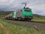 437050 mit Kesselwagenzug in Fahrtrichtung Süden. Aufgenommen am 26.04.2015 zwischen Mecklar und Ludwigsau-Friedlos.