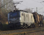 Akiem 37002 legt sich mit den leeren Flüssigeisentorpedowagen in die Kurve zwischen Bous und Ensdorf Saar. Bahnstrecke 3230 Saarbrücken - Karthaus am 28.12.2016