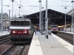 Paris - Gare du Nord am 09.10.2006: Ellok SNCF 115050 und 16015 vor der Bahnsteighalle.