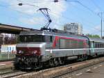 SNCF Elok 115028 mit Personenwagenzug bestehend aus farblich gut passenden corail-Wagen in Thionville am 16.05.2004.