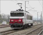E-Lok 15023 fhrt solo durch den Bahnhof von Bettemburg in Richtung Luxemburg.