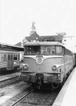 Luxemburg, Bahnhof, französische E-Lok SNCF BB-16051 mit einem Personenzug Brüssel-Basel. Dieses Gleis direkt vor dem Bahnhof ist umschaltbar von 3000 V Gleichstrom für die belgischen E-Loks, auf 25000 V Wechselstrom für die französischen E-Loks. Links davon ein belgischer Elektrotriebwagen AM 56 BUDD (numeriert von 130 bis 150). Scan eines Scharz-Weiss-Fotos aus dem Jahr 1970.
