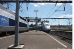 Der, sich links befindende TGV Rseau, hat als Fahrtziel Brssel.
Er wird in Krze die Fahrt gen Norden aufnehmen, in der Zwischenzeit trifft ein TGV Duplex aus Perpignan in den Bf/Gare Montpellier Saint-Roch ein.
(3.08.09)