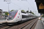 Der TGV 9580 von Frankfurt nach Marseille am 02.05.2018 um 14:18 Uhr bei der Durchfahrt in Dornheim.