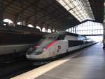 Ein TGV älterer Bauart fährt am 03.04.2017 in den Gare du Nord in Paris ein.