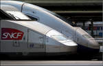 Designvergleich -    Ein moderner TGV hinter einem früheren Model im Bahnhof Gare de Lyon in Paris.