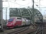 Ein Thalys kommt von der Hohenzollern-Brcke und fhrt in den Klner Hbf ein; 04.04.2004