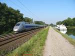 Der TGV-POS 4405 fhrt hier als internationaler Zug mit der Nummer TGV9572 (Stuttgart16:55-Strasbourg18:16-Paris20:34) Richtung Westen.
Hier in Steinbourg verlaufen die Vogesenstrecke und der Rhein-Marne-Kanal direkt parallel.

04.08.2007 Steinbourg