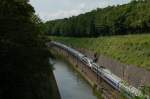 Zwei TGV POS fahren am Rhein-Marne-Kanal entlang Richtung Sarrebourg. Whrend der erste TGV POS den unter mir befindlichen Tunnel schon verlassen hat, drfte der grte Teil des zweiten TGV POS sich noch im Tunnel befinden. Der Kanal verschwindet neben dem Bahntunnel ebenfalls in einem Tunnel. Die Bahnstrecke und der Kanal kommen im Ort Arzviller, welcher nicht mehr per Bahn bedient wird, wieder ans Tageslicht. 18.07.2012