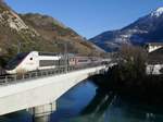 TGV des Neiges 9272 auf der Rckfahrt von Brig nach Paris, beim berqueren der Rhonebrcke in Leuk.