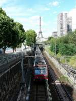 SNCF-Triebzug Z8883 unterwegs auf der RER Linie C mit Eiffelturm im Hintergrund.
Paris-Javel 
25.07.2007