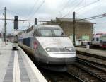 TGV 552 hat sich in Bewegung gesetzt, um in Richtung Paris ab zufahren.