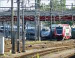 Es wird eng fr den TGV aus Richtung Paris zwischen den Masten und dem ausfahrenden Wendezug bei seiner Einfahrt in den Bahnhof von Luxemburg am 01.07.08.