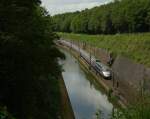 Ein TGV Atlantique fhrt als TGV 5408, Lille Europe - Strasbourg, zwischen Reding & Arzviller am Rhein-Marne-Kanal Richtung Saverne.