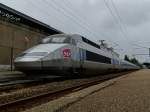 Im Bahnhof Quimper (Frankreich, Region Bretagne, Département Finistère) wartet der TGV-Atlantique nach Paris-Gare du Montparnasse auf Fahrgäste. Die Abfahrt war laut Fahrplan über eine Dreiviertelstunde nach dem Aufnahmezeitpunkt.

Aufgenommen am 25.07.2015