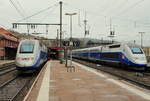 Morgendliches TGV Douplex-Treffen im Bahnhof Saint-Etienne Chateaucreux am 01.04.2017: TGV 29720 (links) ist gerade aus Paris angekommen, rechts wird TGV 29748 den Bahnhof gleich in der Gegenrichtung verlassen