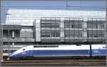 Der zweistckige TGV Duplex 287 steht vor einem Gebude der Post in Genve und wird um 10.00Uhr als TGV 6568 nach Paris Gare de Lyon abfahren.