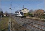 Mehr als überrascht war ich, was man wohl auch am nicht ganz gelungen Bild bemerkt, als ein TGV in St-Laurent, auf  der Strecke La Roche sur Foron - Annecy vorbei fuhr. 

Das Bild zeigt den inoui TGV Duplex Rame 240 bei der Durchfahrt in St-Laurent, eingerahmt von Fahrleitungsmasten aus der Anfangszeit des 50 Hertz Betriebs (der vorgängig im Schwarzwald seinen Anfang nahm). 

12. Februar 2022